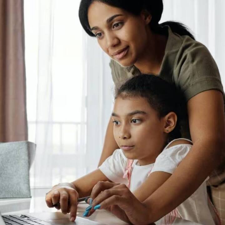 ਸਿਰਫ਼ ਕਹਿਣਾ ਹੀ ਕਾਫ਼ੀ ਨਹੀਂ ਹੈ, ਜਾ ਕੇ ਪੜ੍ਹੋ। ਸਗੋਂ ਉਸ ਦੇ ਨਾਲ ਬੈਠ ਕੇ ਪੜ੍ਹਾਈ ਦਾ ਤਰੀਕਾ ਵੀ ਦੱਸਣਾ ਚਾਹੀਦਾ ਹੈ। ਸਮਝਾਓ ਕਿ ਚੀਜ਼ਾਂ ਨੂੰ ਯਾਦ ਕਰਨਾ ਅਤੇ ਉਹਨਾਂ ਨੂੰ ਲਿਖਣਾ ਕਿਵੇਂ ਮਦਦ ਕਰਦਾ ਹੈ।