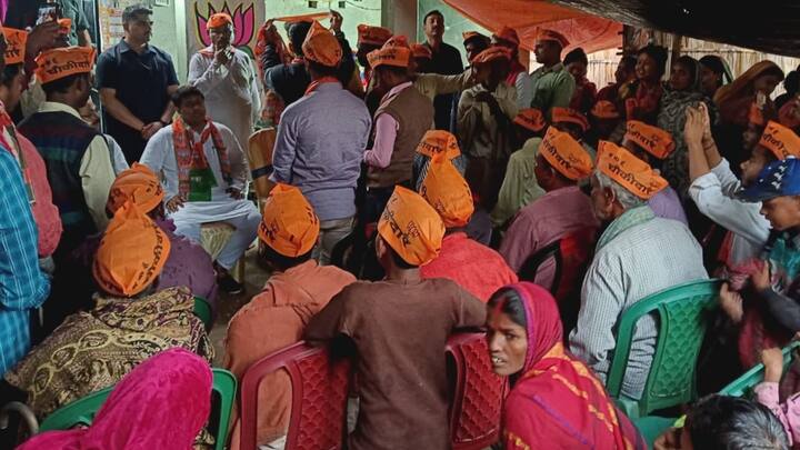 আর আজ এই ইস্যুতেই সুকান্ত বলেন, 'দেখুন উনি তো ৩৫ এর টার্গেট দিয়ে গিয়েছেন। আমরা ২৫ এর উপরেই উঠব, চিন্তা নেই।'