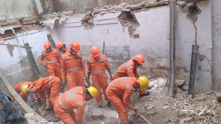 Delhi Building Collapse News: दिल्ली के वेलकम इलाके में कबीर नगर में दो मंजिला भवन भरभरागर गिरने से कोहराम मच गया. इस घटना में दो लोगों की मौत हुई. थाना पुलिस मामले की जांच में जुटी है.