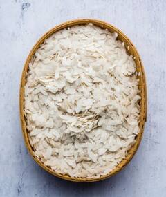 पोहे को बनाना चाहते हैं हेल्दी, तो इसमें शामिल करें ये 5 चीजें