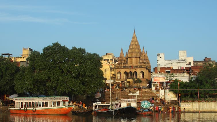 Holi 2024 Masan Holi Played At Varanasi Manikarnika Ghat Shiva Devotees Watch Video Here Holi 2024: Varanasi Skies Turn Grey As Shiva Devotees Play Masan Holi At Manikarnika Ghat — WATCH