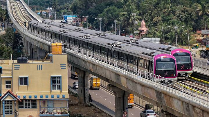 College student Commit Suicide jumps in front of Bengaluru Metro train purple line Bengaluru Metro: बेंगलुरु में सामने से आ रही थी मेट्रो ट्रेन, पास आते ही ट्रैक पर कूदकर छात्र ने दी जान