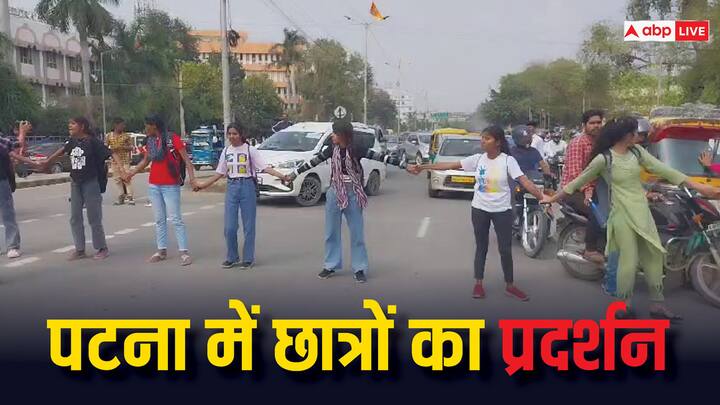 Patna Plus Two School Students Protest on Road Near RJD, JDU and BJP Office ANN Watch: 'जब कॉलेज में लिया एडमिशन तो क्यों जाएं स्कूल?', RJD, JDU, BJP कार्यालय के पास पटना में हंगामा