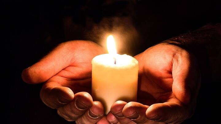 কঠিন পরিস্থিতিতে জীবনের প্রতি আশা হারাই আমরা। হতাশা কাটাতে কেউ কেউ আবার অলীক স্বপ্নে বিভোর হয়ে থাকেন। ছবি: পিক্সাবে।