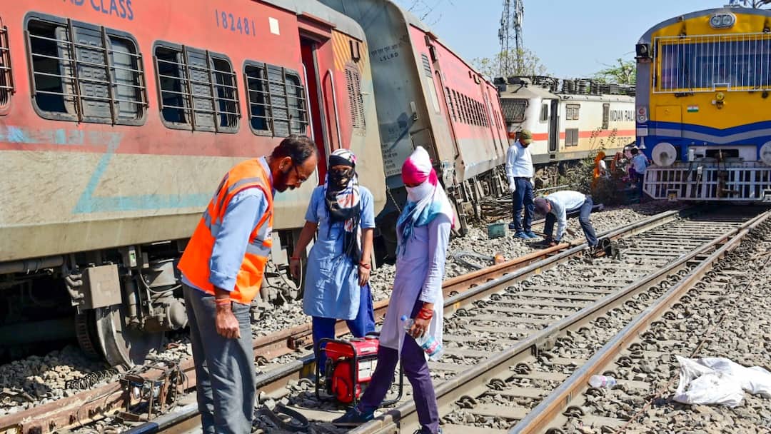 Sabarmati-Agra Express Derailment Ajmer preliminary probe reveals loco pilot overshot red signal SPAD Sabarmati-Agra Express Derailment: Preliminary Probe Reveals Loco Pilot Overshot Red Signal