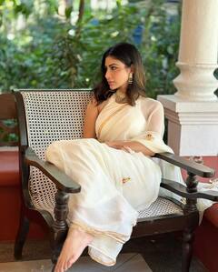 Mouni Roy Photos: మౌనీరాయ్ చీరకట్టిందోచ్ - తెల్లచీర కట్టుకున్నదెవరికోసమో సాంగేసుకుంటున్న నెటిజన్లు!