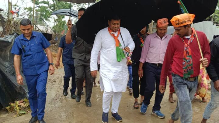 'আমি গ্যারান্টি দিচ্ছি।যার নাগরিকত্ব চলে যাবে, তাঁর নাগরিকত্ব দেওয়ার দায়িত্ব এই সুকান্ত মজুমদারের', নিজের দিকে হাত দেখিয়ে দাবি করেন বিজেপির রাজ্য সভাপতি।