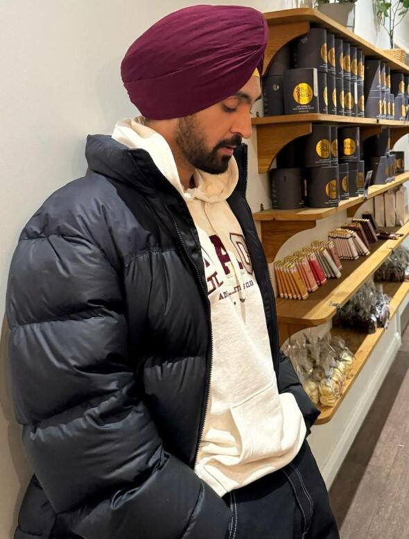 ਇਸ ਦੇ ਨਾਲ ਹੀ ਦਿਲਜੀਤ ਦੀ ਤੱਬੂ, ਕ੍ਰਿਤੀ ਸੈਨਨ ਅਤੇ ਕਰੀਨਾ ਕਪੂਰ ਸਟਾਰਰ ਫਿਲਮ ਦ 'ਕਰੂ' ਦਾ ਨਵਾਂ ਗੀਤ ਵੀ ਰਿਲੀਜ਼ ਹੋਇਆ ਹੈ। ਦਿਲਜੀਤ ਨੇ 90 ਦੇ ਦਹਾਕੇ ਦੇ ਇਸ ਮਸ਼ਹੂਰ ਗੀਤ ਨੂੰ ਰੀਕ੍ਰਿਏਟ ਕੀਤਾ ਹੈ।