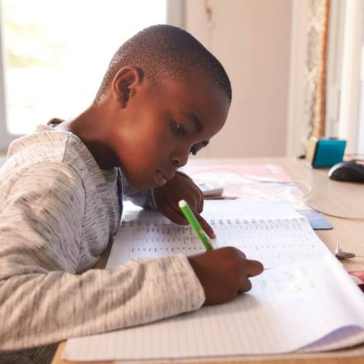 ਇੱਕ ਸਿਹਤਮੰਦ ਦਿਮਾਗ ਲਈ ਇੱਕ ਸਿਹਤਮੰਦ ਸਰੀਰ ਦੀ ਲੋੜ ਹੁੰਦੀ ਹੈ। ਬੱਚਿਆਂ ਨੂੰ ਸਿਹਤਮੰਦ ਖੁਰਾਕ ਲੈਣ ਲਈ ਉਤਸ਼ਾਹਿਤ ਕਰੋ। ਉਨ੍ਹਾਂ ਨੂੰ ਸਵੇਰੇ ਅਤੇ ਸ਼ਾਮ ਨੂੰ ਨਿਯਮਿਤ ਤੌਰ 'ਤੇ ਦੁੱਧ ਪੀਣ ਲਈ ਕਹੋ। ਠੀਕ ਤਰ੍ਹਾਂ ਨਾ ਖਾਣ ਕਾਰਨ ਬੱਚਿਆਂ ਵਿੱਚ ਚਿਪਸ ਅਤੇ ਕਰਿਸਪਸ ਵਰਗੇ ਸਨੈਕਸ ਦੀ ਆਦਤ ਪੈ ਜਾਂਦੀ ਹੈ। ਖਾਣ ਦੇ ਨਾਲ-ਨਾਲ ਹਰ ਰੋਜ਼ ਚੰਗੀ ਨੀਂਦ ਵੀ ਜ਼ਰੂਰੀ ਹੈ। ਇਸ ਦੇ ਲਈ ਸਹੀ ਸਮੇਂ 'ਤੇ ਸੌਣ ਦੀ ਆਦਤ ਬਣਾਓ।