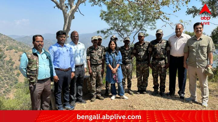 ঠিক যেমন খেলার মাঠে দুই মানবশিশু যখন নিজেদের মতো ব্যস্ত থাকে, আর আশপাশে হাজির অভিভাবকরা তাদের দিকে নজর রাখলেও ছোটখাটো খুনসুটিতে আমল দেন না, এও অনেকটা তেমনই। (ছবি:Supriya Sahu IAS X Handle)