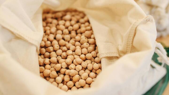 Legumes- এই জাতীয় খাবারে ফাইবার, মিনারেলস, প্রোটিন- এইসব উপকরণ থাকে। এগুলি কোলেস্টেরলের মাত্রা সঠিক পরিমাণে রাখে। তার ফলে ভাল থাকে হৃদযন্ত্রের স্বাস্থ্য।