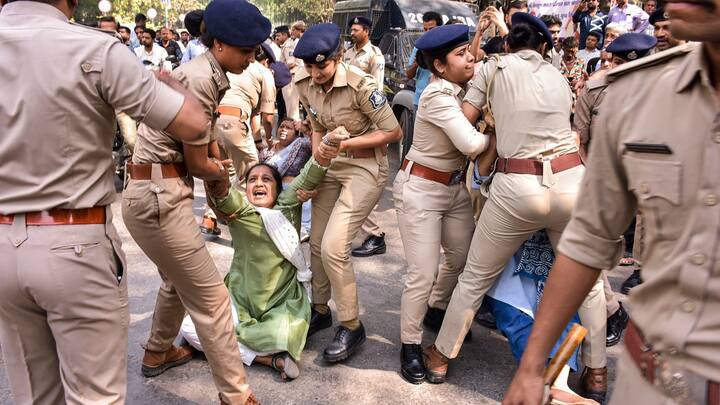Arvind Kejriwal Arrested Lathicharge on AAP workers outside BJP headquarters in Jaipur Arvind Kejriwal Arrested: अरविंद केजरीवाल की गिरफ्तारी का विरोध, जयपुर में AAP कार्यकर्ताओं ने किया प्रदर्शन
