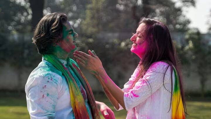 ચંદનના પાવડરમાં ગુલાબજળ ભેળવીને પેસ્ટ બનાવો અને તેને તમારા ચહેરા પર અથવા શરીરના તે ભાગ પર લગાવો જ્યાં રંગ આવે છે. તેને સુકાવા દો અને પછી ધોઈ લો. તેનાથી તમારી ત્વચાને ઠંડક મળશે અને રંગ પણ સરળતાથી ઉતરી જશે.