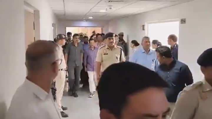 Arvind Kejriwal Arrest: सीएम अरविंद केजरीवाल को प्रवर्तन निदेशालय ने कथित शराब घोटाले में गुरुवार रात को गिरफ्तार कर लिया. उनकी गिरफ्तारी के बाद विपक्षी पार्टियां एकबार फिर एकजुट नजर आ रही हैं.