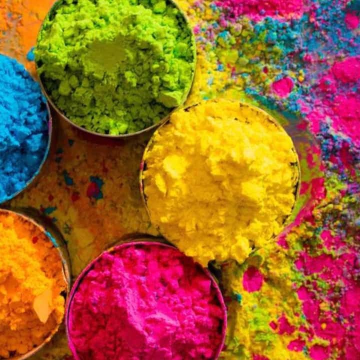 ਇਸ ਲਈ ਵਾਲਾਂ ਦੀ ਦੇਖਭਾਲ ਕਰਨਾ ਬਹੁਤ ਜ਼ਰੂਰੀ ਹੈ। ਜੇਕਰ ਤੁਸੀਂ ਬਿਨਾਂ ਕਿਸੇ ਚਿੰਤਾ ਦੇ ਹੋਲੀ ਦੇ ਤਿਉਹਾਰ ਦਾ ਆਨੰਦ ਲੈਣਾ ਚਾਹੁੰਦੇ ਹੋ, ਤਾਂ ਖਾਸ ਤੌਰ 'ਤੇ ਆਪਣੀ ਚਮੜੀ ਦੇ ਨਾਲ-ਨਾਲ ਵਾਲਾਂ ਦਾ ਵੀ ਧਿਆਨ ਰੱਖੋ