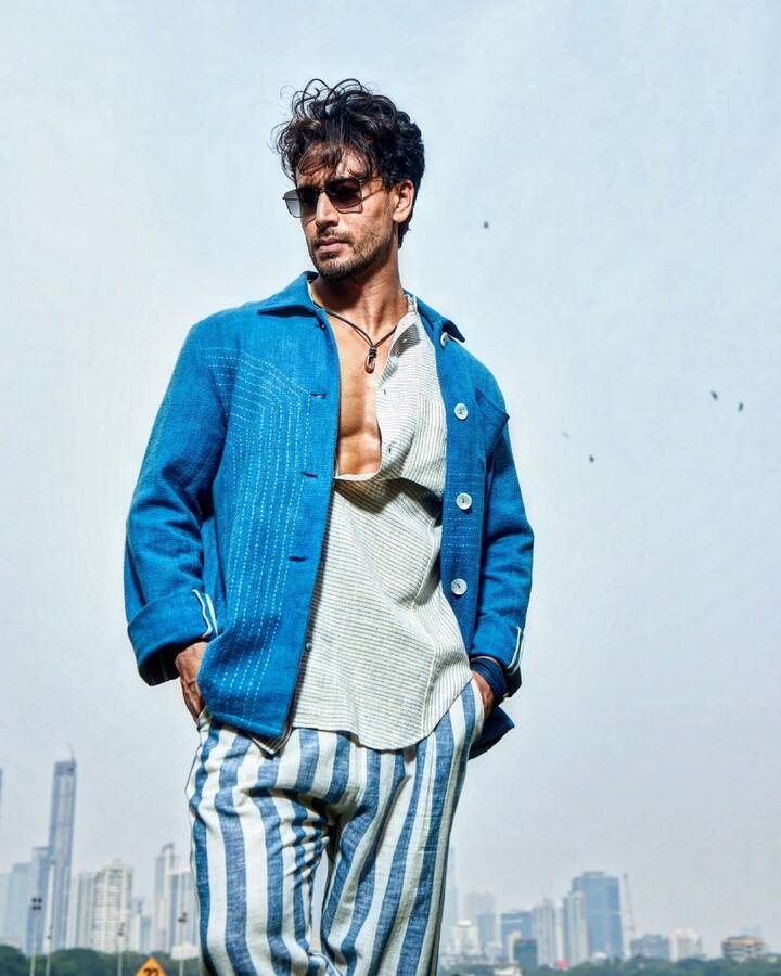 इस फिल्म में टाइगर एक्ट्रेस श्रद्धा कपूर के साथ नजर आए थे. फिल्म में एक्टर का लुक तो लोगों ने पसंद किया ही था. साथ ही दर्शक उनके एक्शन से भी खूब इंप्रेस हुए थे. इसके बाद टाइगर ने कभी पीछे मुड़कर नहीं देखा और आज उनका लाखों में फैन फॉलोइंग है.