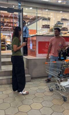 रुमर्ड बॉयफ्रेंड सैम मर्चेंट संग स्पॉट हुईं तृप्ति डिमरी, फूड स्टोर के बाहर गप्पे मारती दिखीं 'एनिमल' एक्ट्रेस