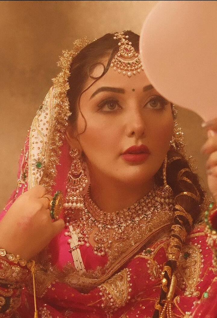 ਇਸ ਦਰਮਿਆਨ ਸੋਨੀਆ ਮਾਨ ਦੀਆਂ ਨਵੀਆਂ ਤਸਵੀਰਾਂ ਨੇ ਲੋਕਾਂ ਦਾ ਧਿਆਨ ਆਪਣੇ ਵੱਲ ਖਿੱਚ ਲਿਆ ਹੈ। ਇਨ੍ਹਾਂ ਤਸਵੀਰਾਂ 'ਚ ਅਦਾਕਾਰਾ ਦੁਲਹਨ ਦੇ ਲਿਬਾਸ 'ਚ ਨਜ਼ਰ ਆ ਰਹੀ ਹੈ।