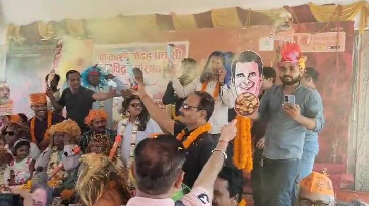 जिसमें देश के प्रधानमंत्री नरेंद्र मोदी दिल्ली सीएम अरविंद केजरीवाल पश्चिम बंगाल के मुख्यमंत्री ममता बनर्जी सहित अनेक राजनेताओं की तस्वीरों के साथ होली गीत गाए गए.