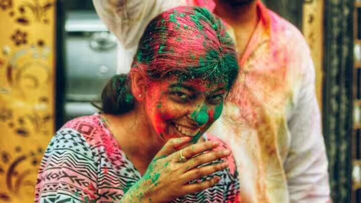 હોળી રમતા પહેલા તમારી ત્વચા પર નારિયેળ અથવા સરસવનું તેલ લગાવો. આ તેલ ત્વચા પર એક રક્ષણાત્મક સ્તર બનાવે છે, જેના કારણે રંગ સરળતાથી ચોંટતો નથી. પછી જ્યારે તમે કલર દૂર કરો છો, ત્યારે તે કોઈપણ મુશ્કેલી વિના બહાર આવશે. આ રીતે તમે તમારી ત્વચાને રંગના નુકશાનથી પણ બચાવી શકો છો.