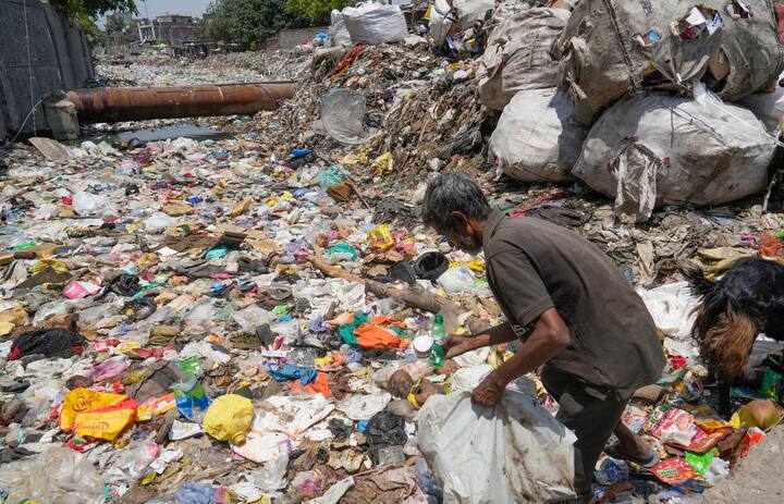 आपको इसके लिए स्वच्छता ऐप को डाउनलोड करना है. इसमें आप गंदगी की तस्वीरें अपलोड कर सकते हैं.