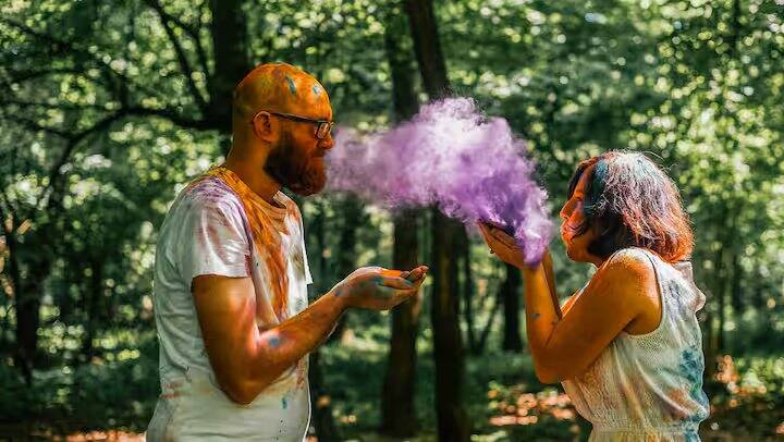 જો હોળીનો રંગ ઘાટો થઈ ગયો હોય તો તેને બટાકાની સ્લાઈસથી ઘસો.બટાકામાં કુદરતી બ્લીચિંગ ગુણ હોય છે જે રંગને નિખારવામાં મદદ કરે છે. આ પદ્ધતિ ખૂબ જ સરળ અને અસરકારક છે. બટાટાને રંગીન જગ્યા પર સારી રીતે ઘસો અને થોડી વાર પછી ધોઈ લો. આનાથી રંગ નિખારશે અને તમારી ત્વચા સાફ દેખાશે.