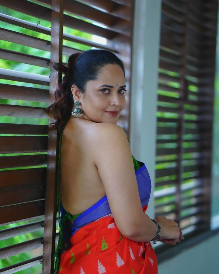 ‘జబర్దస్త్‘లో ఆమె జబర్దస్త్ అందాలు చూసి కుర్రాకారు కిర్రెక్కిపోయేవాళ్లు. Photo Credit: Anasuya Bharadwaj/Instagram