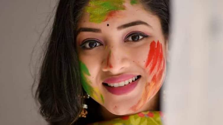 Holi 2024 Remove holi colors from the skin with these effective face masks Holi Skin Care Tips : ఈ ఫేస్​ మాస్క్​లు సింపుల్​గా హోలీ కలర్స్ పోగొడతాయి.. స్కిన్​ డ్యామేజ్​ని కూడా తగ్గిస్తాయి