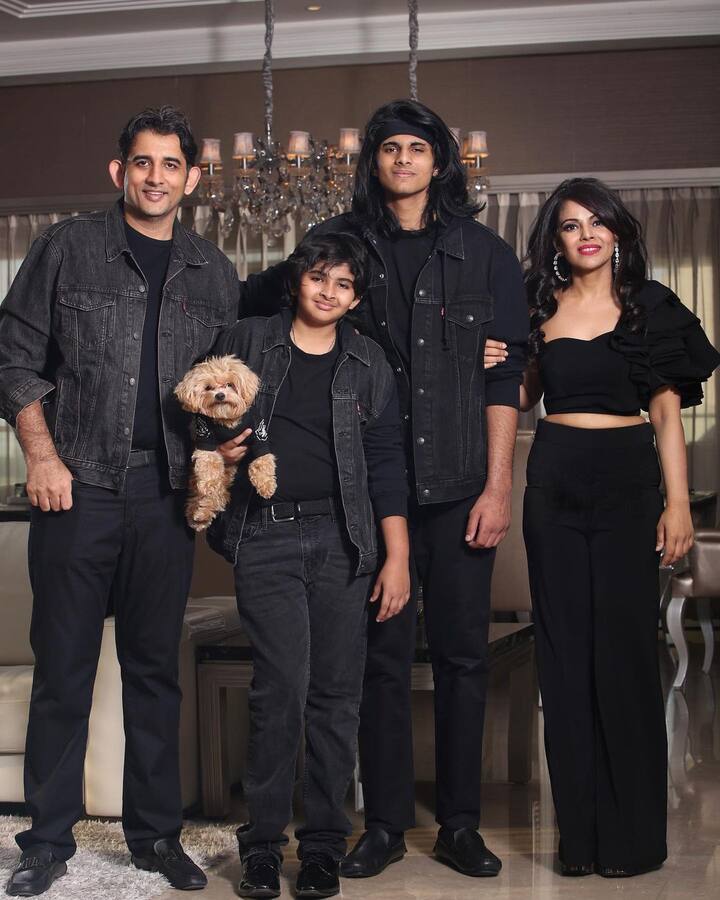 सबसे पहले बात कर लेते हैं हमेशा स्टाइलिश लगने वाली नमिता थापर की. एमक्योर फार्मास्यूटिकल्स कपंनी की Executive Director हैं. नमिता कई एक्सपेंसिव चीजों की मालकिन हैं. नमिता के पास सभी मंहगी चीज जो है. वो है उनका बंगला, जिसकी कीमत 50 करोड़ रुपये है. इसके अलावा नमिता को फैशन का काफी शौक है जिसके चलते नमिता के पास कई लग्जरी ब्रांड के कपड़े है.