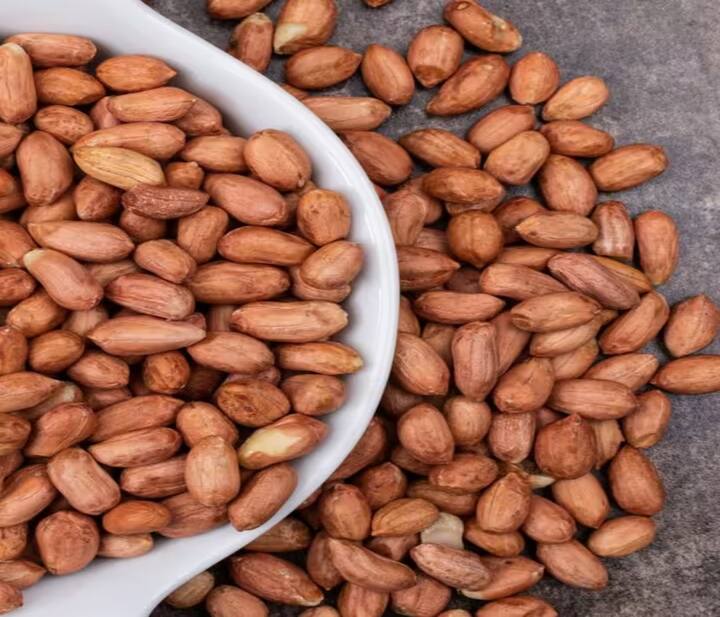 મગફળી વાસ્તવમાં ડ્રાય ફ્રૂટ તો નથી, પરંતુ સોયાબીન, મસૂર અને વટાણાની સાથે ફલિયા પરિવારનો સભ્ય છે. તે ઝાડમાં ઉપર નહિ પરંતુ જમીનમાં અંદર ઉગે છે. જે પ્રોટીનનો સમૃદ્ધ સ્ત્રોત છે. થોડી મુઠ્ઠીભર મગફળી અથવા 2 ચમચી પીનટ બટરમાં લગભગ 8 ગ્રામ પ્રોટીન હોય છે.