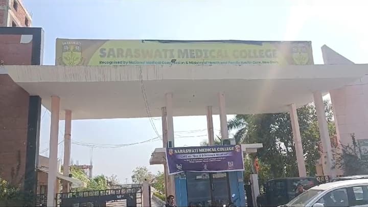 UP Unnao Saraswati medical college Executive director Saurabh Kanwar suspended ann Unnao News: उन्नाव में सरस्वती मेडिकल कॉलेज के डायरेक्टर निलंबित, छात्रों ने लगाए गंभीर आरोप