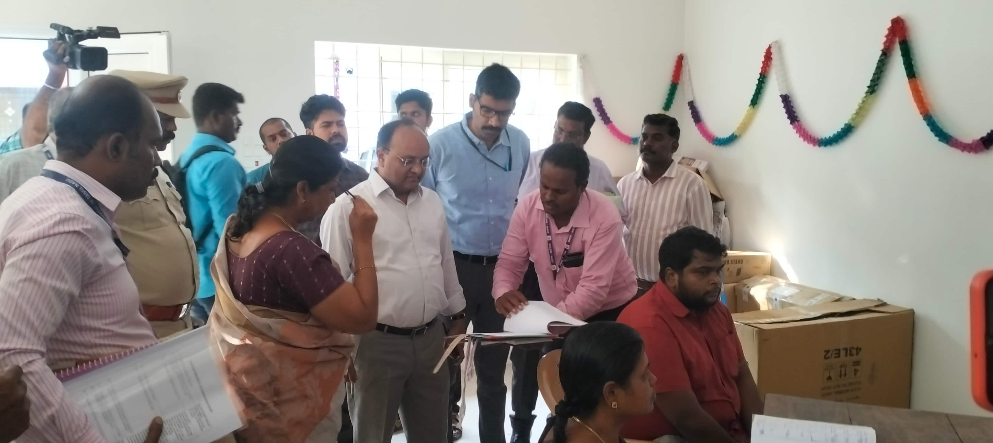 தருமபுரியில் தேர்தல் செலவின பார்வையாளர்கள் கட்டுப்பாட்டு அறையில் அதிகாரிகள் ஆய்வு