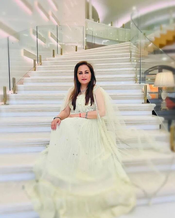 दिलीप की इस हरकत से जयाप्रदा काफी परेशान हो गई और जब एक्ट्रेस खुद को उनसे छुड़ा नहीं पाई. तो उन्होंने एक्टर को सबके सामने एक जोरदार थप्पड़ जड़ दिया.