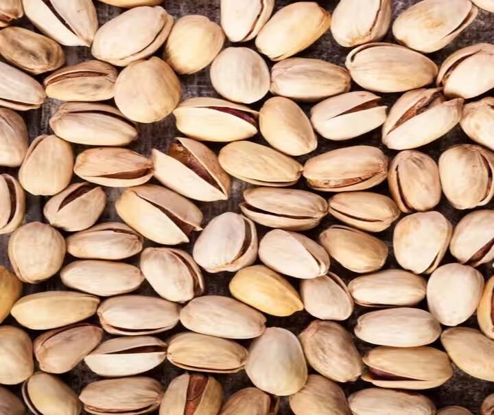 પિસ્તાનો ઉપયોગ મીઠાઈઓ અને પુડિંગ્સમાં થાય છે. આ સ્વાદિષ્ટ બદામ રક્ષણાત્મક ગુણધર્મોથી પણ ભરપૂર છે. અન્ય નટ્સની તુલનામાં, પિસ્તામાં ચરબી અને કેલરીનું પ્રમાણ સૌથી ઓછું અને પોટેશિયમ સૌથી વધુ હોય છે. માત્ર 30 ગ્રામ પિસ્તા ખાવાથી તમને 5.4 ગ્રામ પ્રોટીન મળે