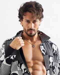 Guess Who: करियर की शुरुआत में लड़की कहकर उड़ाया जाता था मजाक, आज एक्शन और डांस से करता है सिनेमा पर राज, पहचाना ?