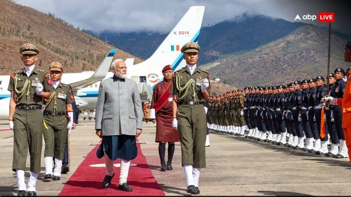 PM Modi arrives in Bhutan on state visit welcomed by Bhutan Prime Minister Tshering Tobgay PM Modi in Bhutan: 'भूटान में मोदी-मोदी,' 45 किलोमीटर तक उमड़ा जनसैलाब, देखें तस्वीर