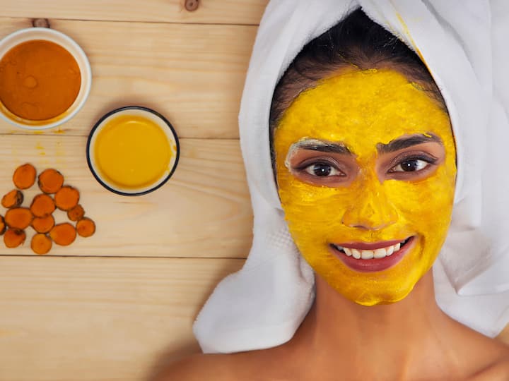 DIY Face Packs: Give your skin a little pampering with DIY face packs made with natural ingredients that help soothe irritation and restore your pores and skin's radiance. For example, a mixture of yogurt and honey can help hydrate and nourish your pores and skin, while a paste of sandalwood and rose water can soothe infection and reduce redness. Apply these packs after Holi to refresh and rejuvenate your skin.(Image source: getty images)