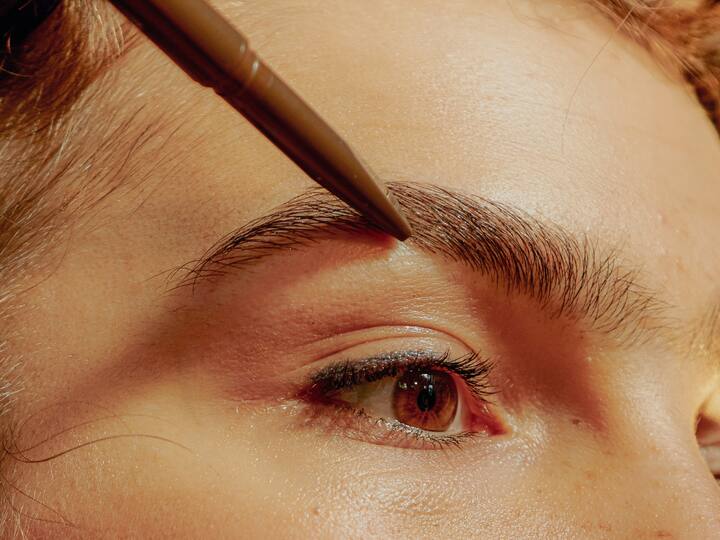 7. Sculpted Brows: Frame your face with sculpted brows using a brow pencil or pomade to define and shape your brows, adding structure and sophistication to your overall makeup look for the Holi party. (Image source: getty images)