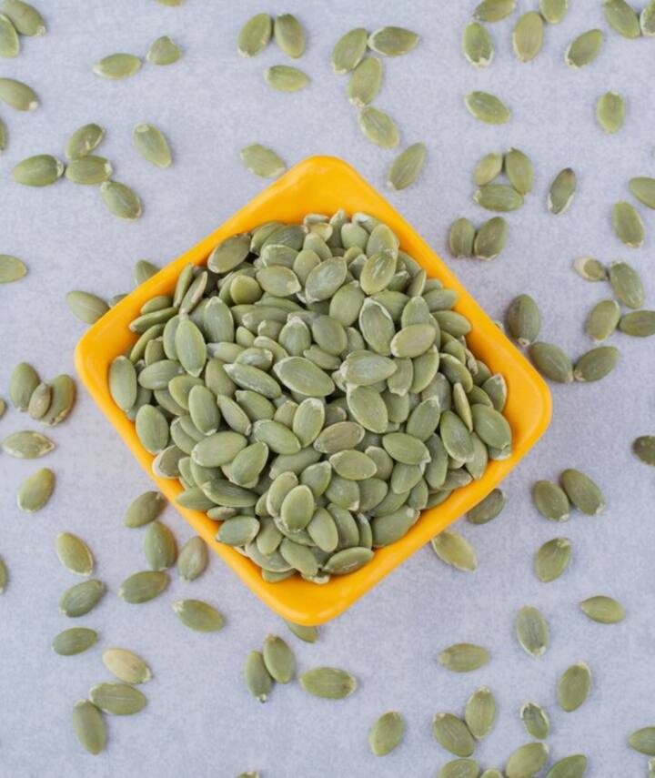 30 ग्राम कद्दू के बीज से 7.3 ग्राम प्रोटीन मिल सकते हैं और जिंक और आयरन के उपयोगी स्रोत प्रदान करते हैं. कद्दू के साथ पकाते समय, बीजों को बर्बाद न करें उन्हें भूनकर आनंद लें या सलाद में जोड़ें.