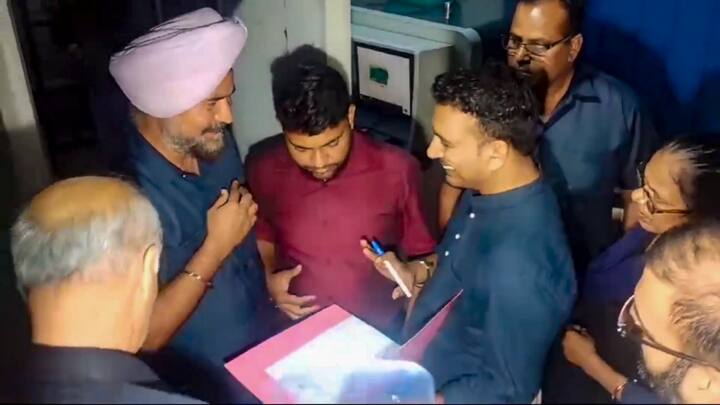 पुलिस के एक अधिकारी ने कहा, ‘‘यह तैनाती उनके आवास के पास आप कार्यकर्ताओं की भीड़ और विरोध प्रदर्शन की आशंका के मद्देनजर की गई.