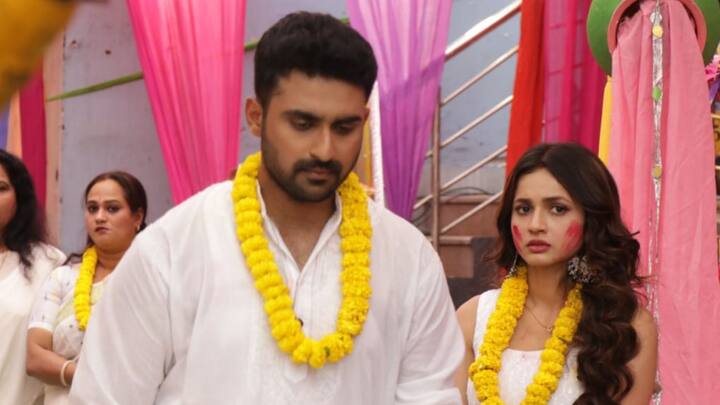 উল্টো দিকে, রোহিনী এই দিনে অর্ঘ্যকে শাস্তি দেওয়ার পরিকল্পনা করে কারণ তাকে অর্ঘ্যর কোম্পানি থেকে সরিয়ে দেওয়া হয়েছে।