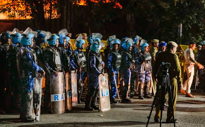 अधिकारियों के अनुसार संघीय एजेंसी केजरीवाल को रात करीब 11 बजकर 25 मिनट पर एसयूवी गाड़ी से मध्य दिल्ली में अपने कार्यालय लेकर पहुंची. उन्हें गाड़ी में पिछली सीट पर देखा गया. गाड़ी में उनके साथ तीन ईडी अधिकारी थे.