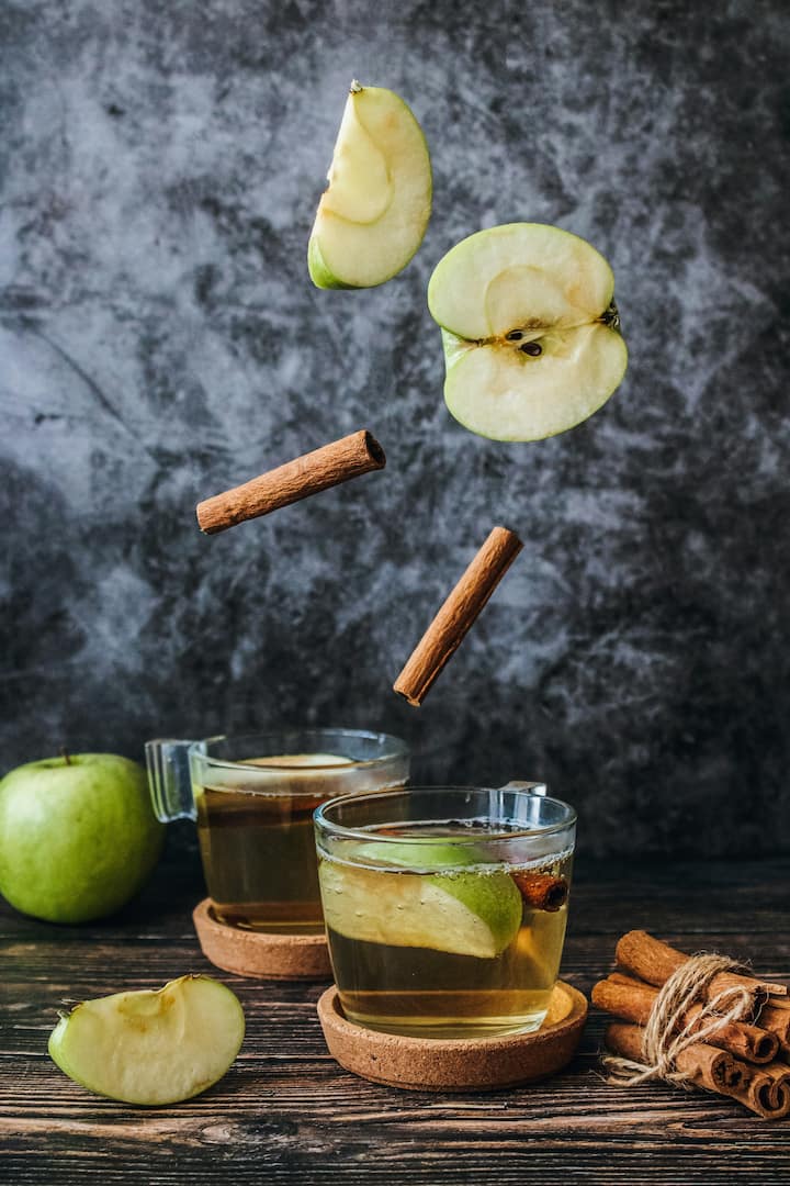 Apple cider vinegar helps reduce bad LDL cholesterol and increase good HDL cholesterol.(PC:unsplash.com)