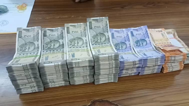 Dharmapuri news 11.58 lakh rupees confiscated during the raid of election flying soldiers - TNN தருமபுரியில்  ஆவணமின்றி  எடுத்து வரப்பட்ட ரூ.11 லட்சம் பறிமுதல்
