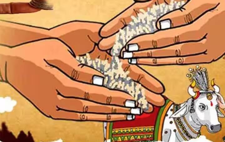 સફેદ વસ્તુઓનું દાનઃ જ્યોતિષ શાસ્ત્ર અનુસાર સફેદ રંગની વસ્તુઓનો સંબંધ ચંદ્ર અને શુક્ર સાથે હોય છે. તેથી હોળી અને હોલિકા દહન પર સફેદ વસ્તુઓ જેવી કે ચોખા, દૂધ, દહીં, ખાંડ વગેરેનું દાન ન કરવું જોઈએ. જેના કારણે કુંડળીમાં આ શુભ ગ્રહોની સ્થિતિ નબળી પડી જાય છે.