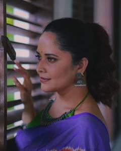 Anasuya Bharadwaj: చీరలో గ్లామర్ మెరుపులు, అనసూయ పోజులు చూస్తే మతి పోవాల్సిందే!