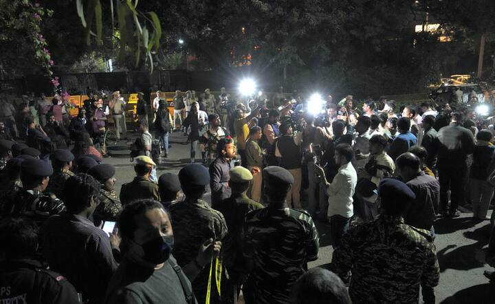 अधिकारियों ने बताया कि उत्तरी दिल्ली में सिविल लाइंस इलाके में स्थित उनके आधिकारिक आवास की ओर जाने वाली गली में अवरोधक लगा दिए गए हैं और वहां अतिरिक्त पुलिसकर्मी तैनात किए गए.