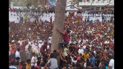 आदिवासियों की अनोखी परंपरा- 'नेजा उतारते वक्त महिलाएं बरसाती हैं युवकों पर लाठियां, नहीं है...'