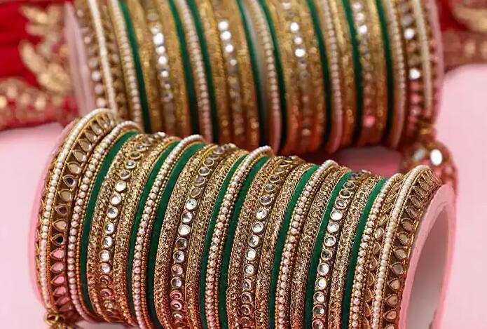 લગ્નની વસ્તુઓઃ હોળી અને હોલિકા દહનના દિવસે વિવાહિત મહિલાઓએ સિંદૂર, બિંદી, બંગડીઓ વગેરે લગ્નની વસ્તુઓનું દાન ન કરવું જોઈએ. આવું કરવાથી નકારાત્મક અસર પડી શકે છે.