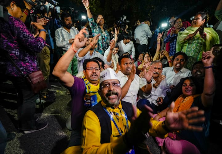 पुलिस अधिकारी ने कहा, ‘‘दंगा-रोधी उपकरणों के साथ आरएएफ (त्वरित कार्रवाई बल) की दो कंपनियां तैनात की गई हैं। स्थानीय पुलिस और आसपास के पुलिस थानों से भी पुलिसकर्मियों को बुलाया गया.'